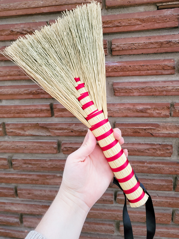 Back of hand broom